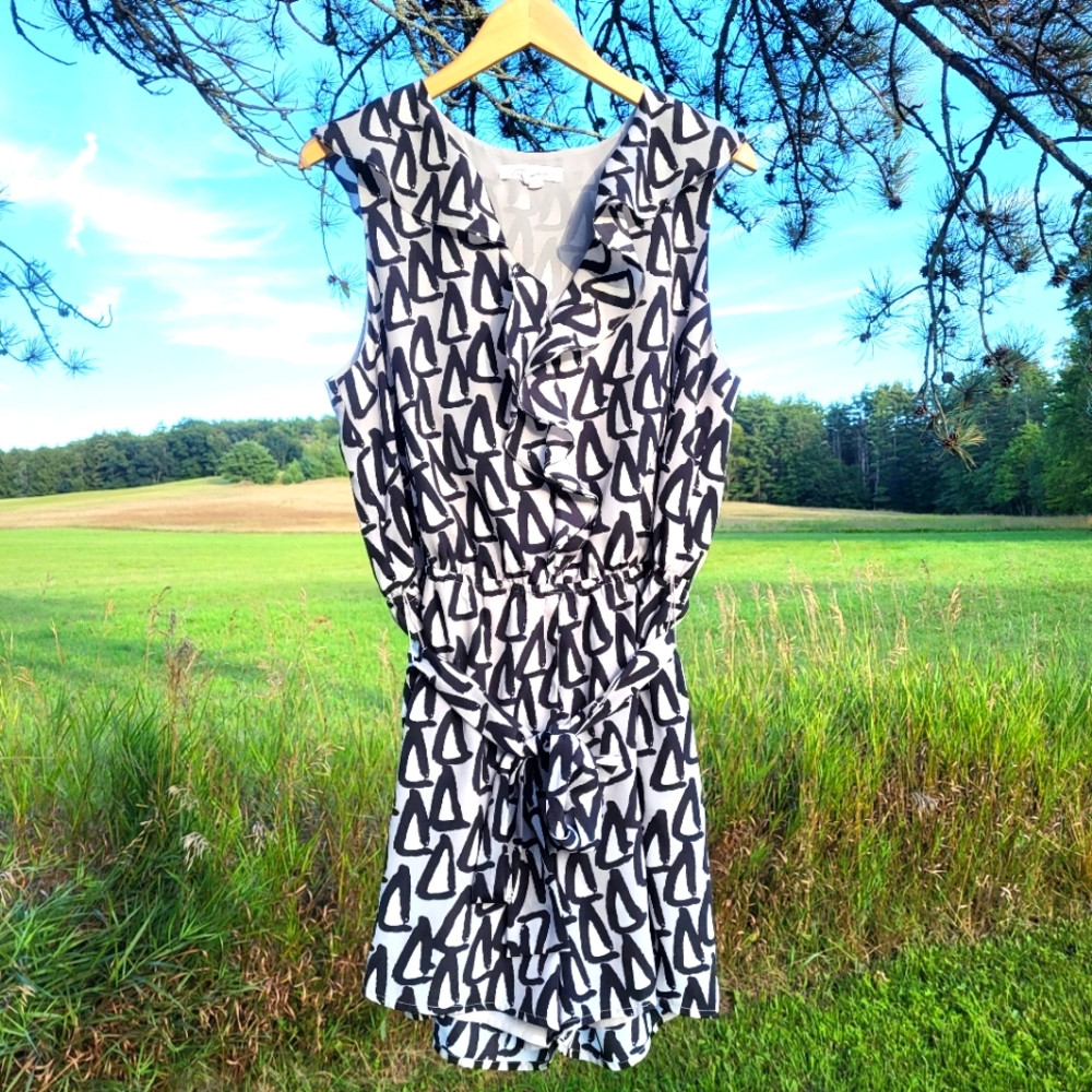 BCBGeneration belted black grey white Triangle print ruffled sleeveless romper - Picture 1 of 9